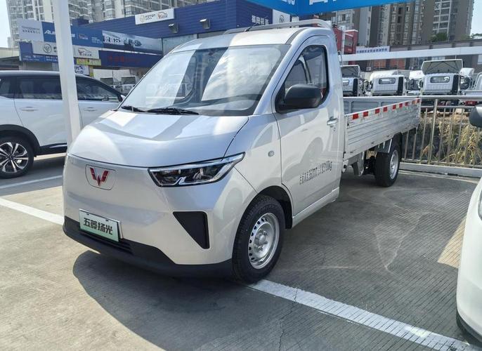 柳州五菱电动汽车最新款(柳州五菱电车图片)