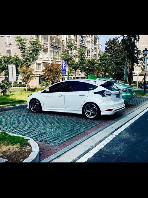 【福特福克斯两厢改装图片欣赏,福特福克斯2021款两厢改装】